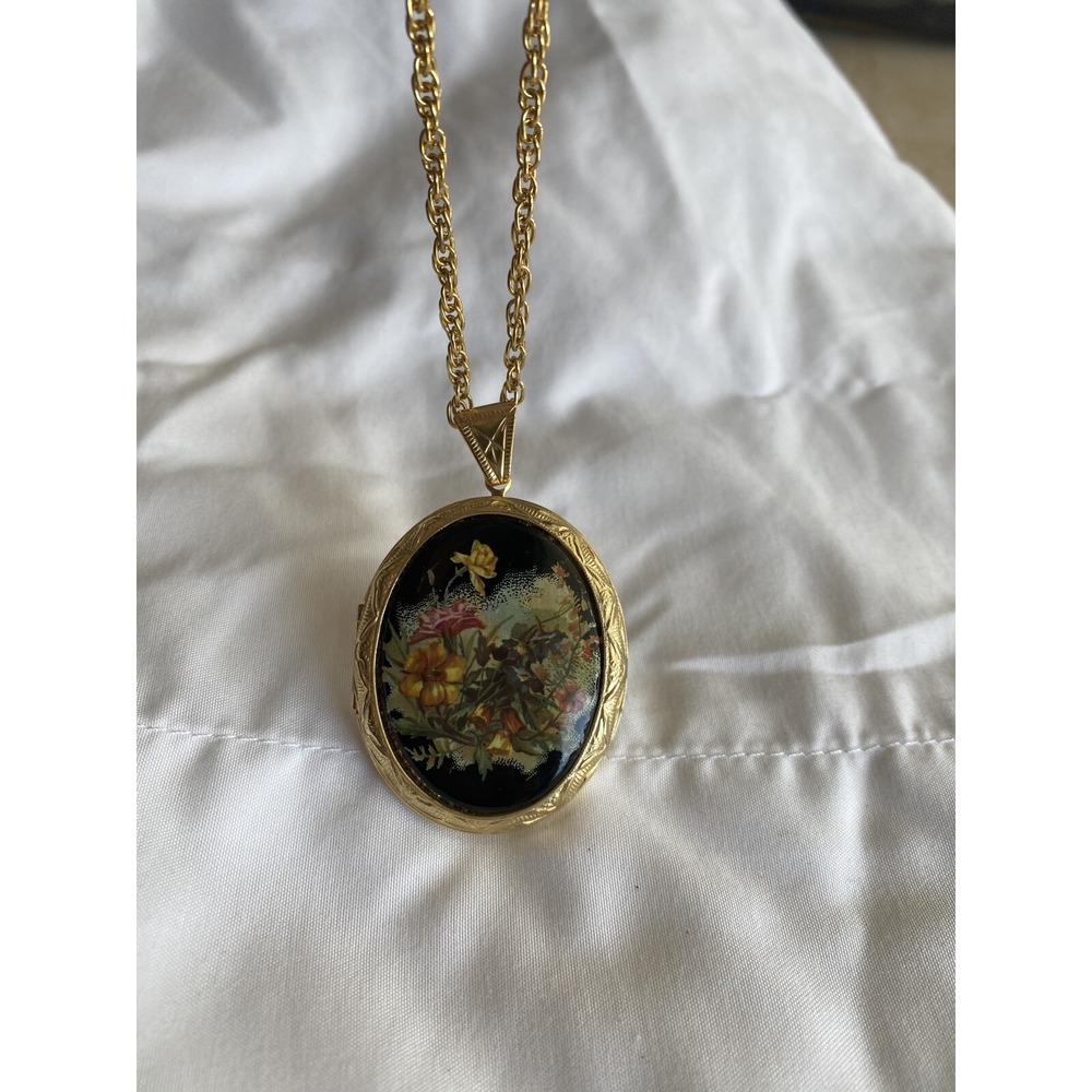 Vintage Beautiful Gold Tone and Black Floral Design Locket Pend Costume Estate